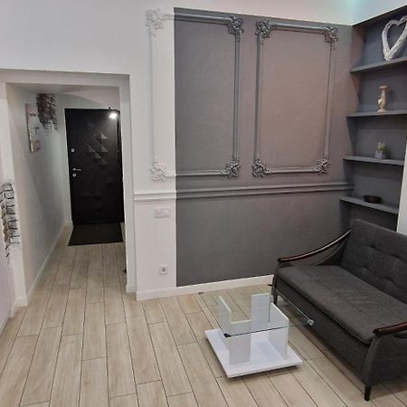 Чорно -Білий Люкс В Центрі Διαμέρισμα Λβιβ Εξωτερικό φωτογραφία